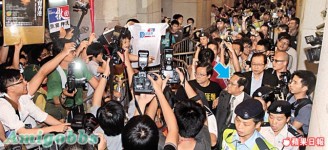 6000人包圍立會  何俊仁堅持走正門遭潑水
