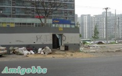 北京闹市区岿然不动的"钉子户"