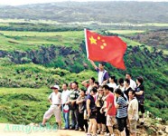大陸客遊墾丁狂揮五星紅旗