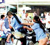 老婦無牌駕駛除褲打交警