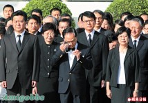 金紫荊下半旗　市民紛停步
