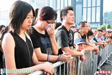 金紫荊下半旗　市民紛停步