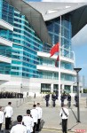 金紫荊下半旗　市民紛停步