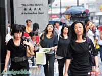 金紫荊下半旗　市民紛停步