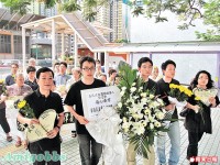 金紫荊下半旗　市民紛停步