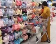 和尚開名貴房車陪女友買內衣 (有片)