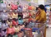 和尚開名貴房車陪女友買內衣 (有片)