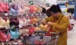 和尚開名貴房車陪女友買內衣 (有片)