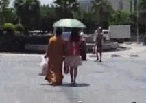 和尚開名貴房車陪女友買內衣 (有片)
