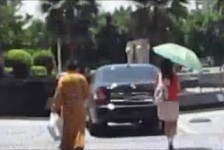 和尚開名貴房車陪女友買內衣 (有片)