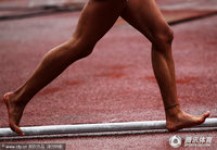 女孩赤脚跑万米满脚血泡 观众哭着加油