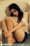 有钱了，就包养一个这样的美女，浴缸湿身