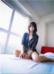 咖啡店美女服务生上班时及下班后