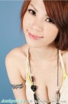 低V深沟有点非主流的美女