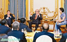 蓋茨、畢菲特講善行　打動 50中國巨富心