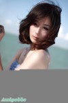 藍天白雲靚女著藍色低胸長裙‏