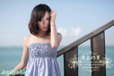 藍天白雲靚女著藍色低胸長裙‏