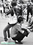 逛街累了　川女男友變板凳