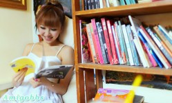 充滿陽光的秋日在舒服的上樓cafe裏的小美女