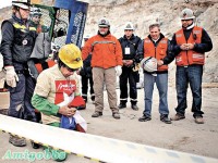 智利礦工礦難被困 69日「鳳凰」載回地面 出生天