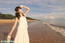 海边 身穿白色连衣裙的少女