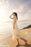 海边 身穿白色连衣裙的少女