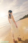 海边 身穿白色连衣裙的少女