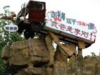 重庆街头行为艺术恶搞“我爸是李刚”（图）