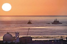 78億巡洋艦卡暗礁擱淺船身左傾
