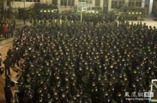 东莞500警荷枪实弹深夜围捕 300余人被带回[高清大图]