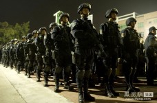 东莞500警荷枪实弹深夜围捕 300余人被带回[高清大图]