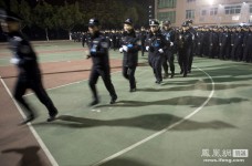 东莞500警荷枪实弹深夜围捕 300余人被带回[高清大图]