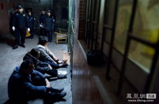东莞500警荷枪实弹深夜围捕 300余人被带回[高清大图]