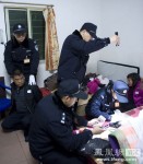 东莞500警荷枪实弹深夜围捕 300余人被带回[高清大图]