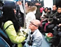 光頭男地鐵突襲求婚