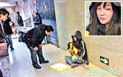 「最美乞丐」賣唱救病母