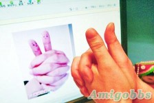 網民自創「兔手勢」拜年