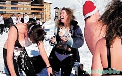 胸前塗意粉醬、女生脫剩胸圍、雪地人叠人