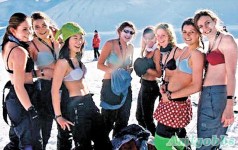 胸前塗意粉醬、女生脫剩胸圍、雪地人叠人