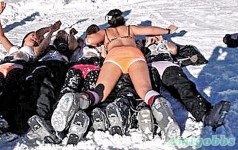 胸前塗意粉醬、女生脫剩胸圍、雪地人叠人