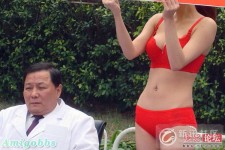 教授請美女穿三點式內衣街頭舉牌“賣”