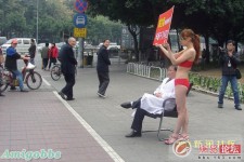 教授請美女穿三點式內衣街頭舉牌“賣”