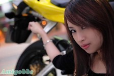 騎重機車的美女