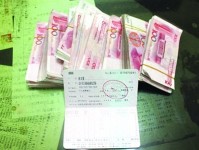 小偷被追狂撒5萬鈔票 10余市民自發守錢(圖)