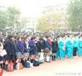 當中日兩國中學生穿著校服出現在同一張照片裏......