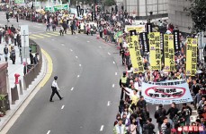萬人上街怒吼：特首下台