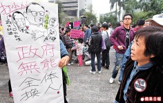 萬人上街怒吼：特首下台