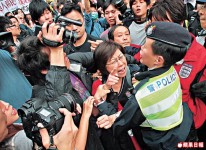 萬人上街怒吼：特首下台