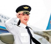 貌似李冰冰 俏空姐自費圓機師夢