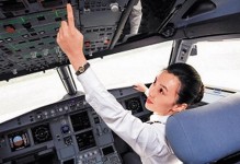 貌似李冰冰 俏空姐自費圓機師夢